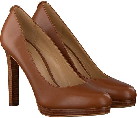 michael kors pumps cognac